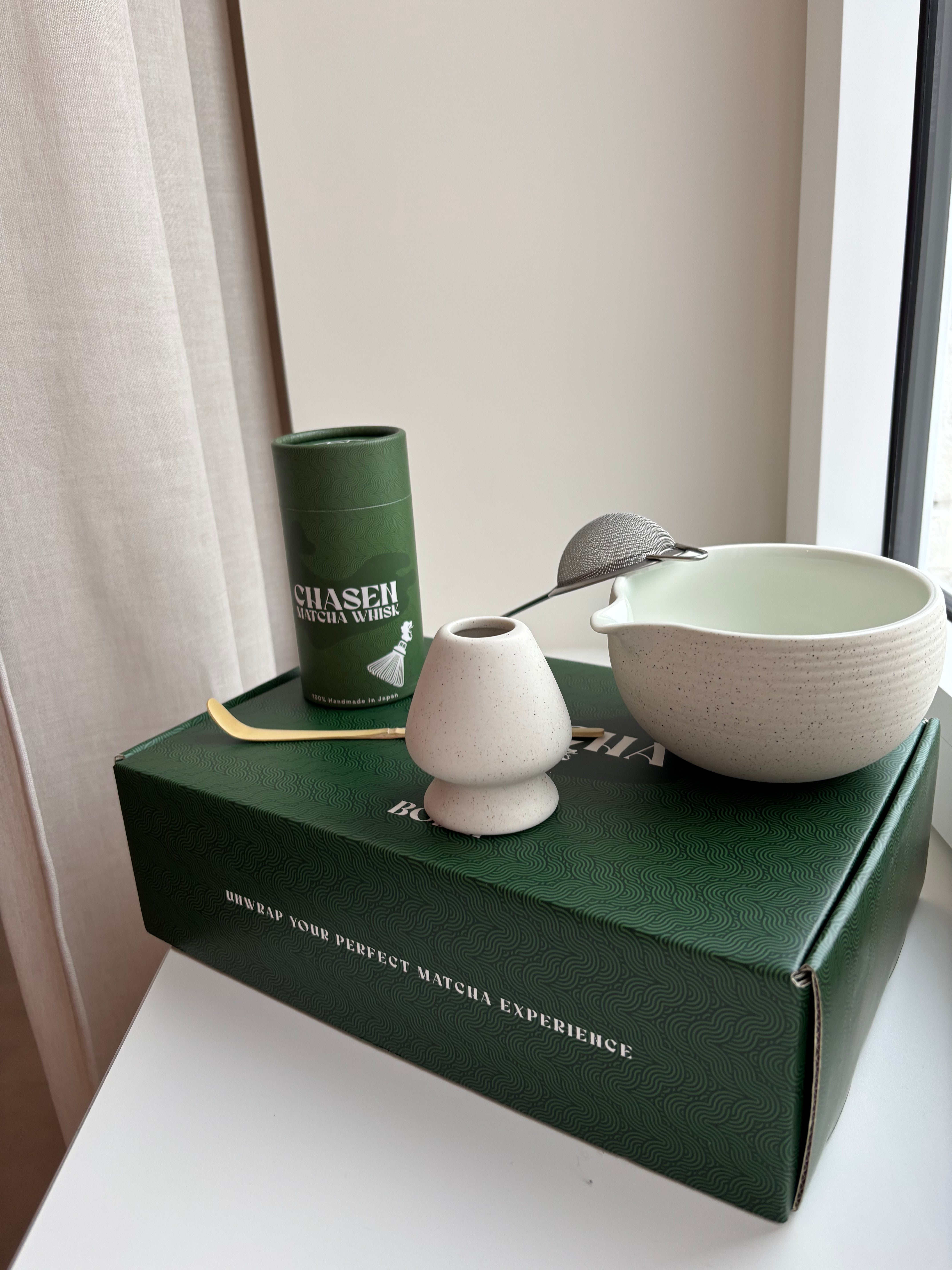 Luxe Matcha set - Bodhi Drinks - Japanese ceremonial en premium matcha - belgisch merk - belgian brand - whisk, chasen - zeefje - matchabowl - whiskholder - bamboelepel - traditional matcha - matcha set - gift set - gift idea - present - mothersday - easter - christmas - birthday 