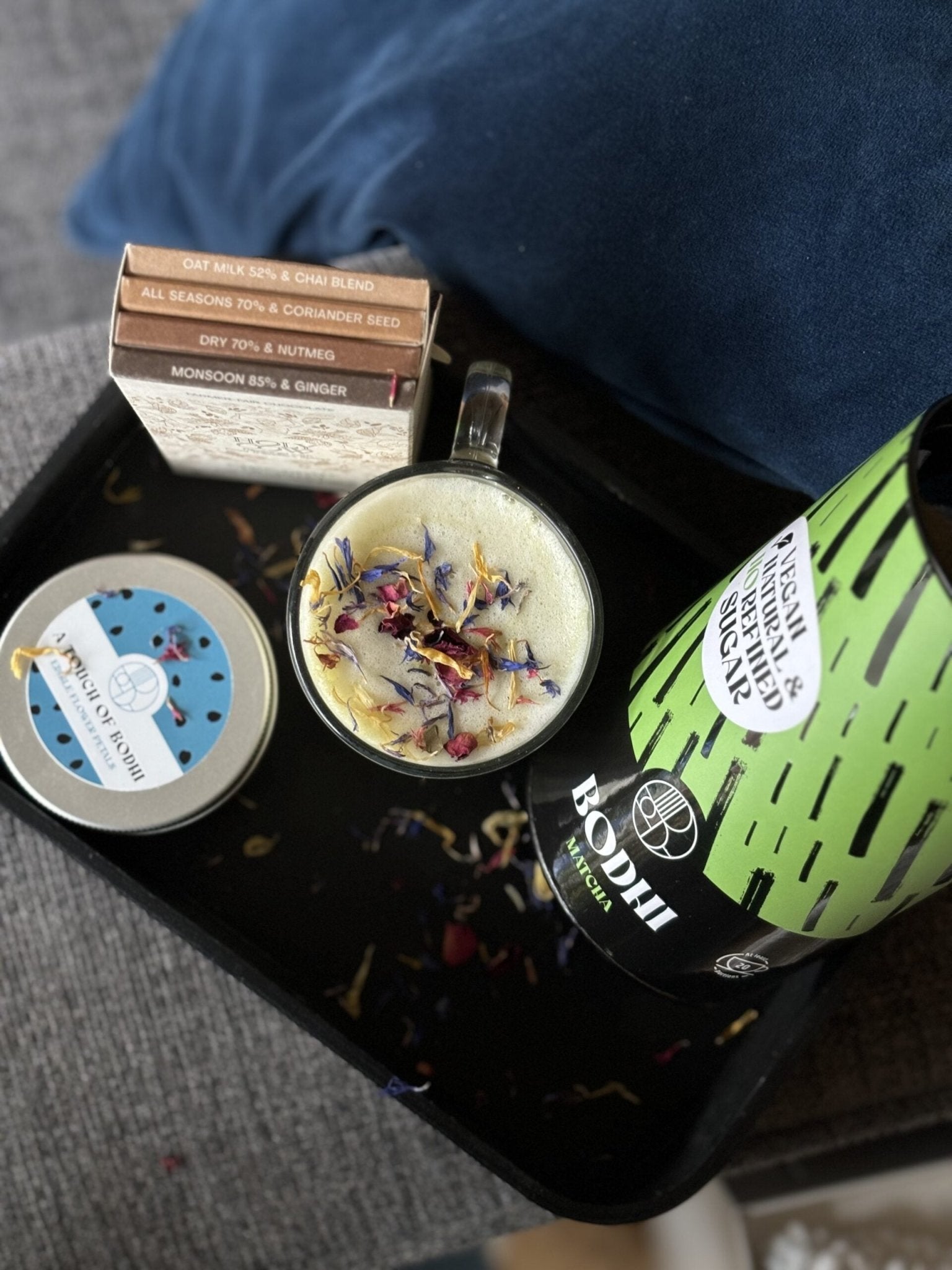 Sweet & Spiced Gift Set - Bodhi Drinks Matcha Vanilla - Cadeau, geschenkidee, gift idea, mothersday, easter, pasen, kerstmis, Christmas, birthday, verjaardag , healthy, chocolate with chai, chai, golden chai and matcha vanilla , latte , real spices